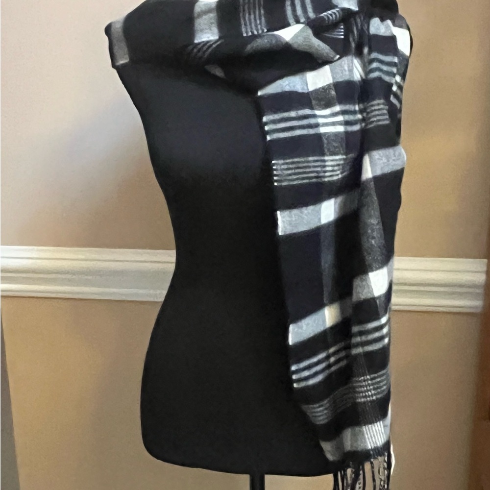 Cashmere Men’s Black and White Scarf